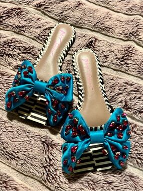 NWT Betsey Johnson Turquoise Bow Slide Sandals with pink Gem Accents